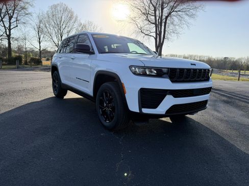 New 2026 Jeep Grand Cherokee Altitude AWD/4WD image 1