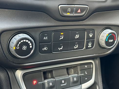 Used 2024 GMC Terrain SLE FWD image 19
