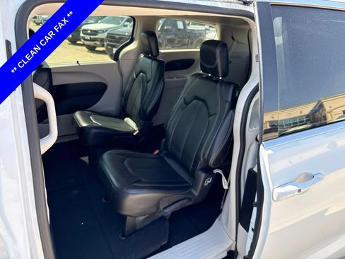 Used 2024 Chrysler Pacifica Touring-L FWD image 7