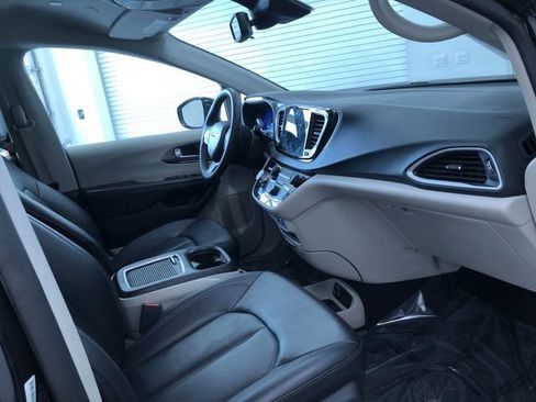 Used 2024 Chrysler Pacifica Touring-L FWD image 24