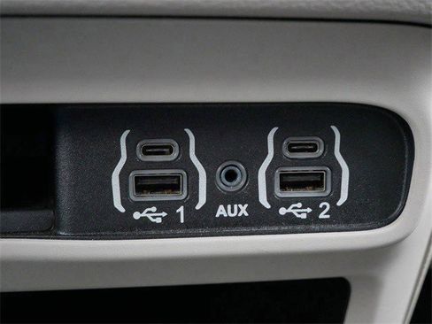 Used 2024 Chrysler Pacifica Touring-L image 23