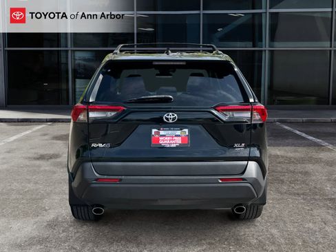 Used 2019 Toyota RAV4 XLE Premium w/ Cold Weather Package AWD/4WD image 11