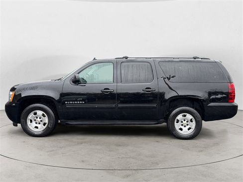 Used 2014 Chevrolet Suburban LT image 2