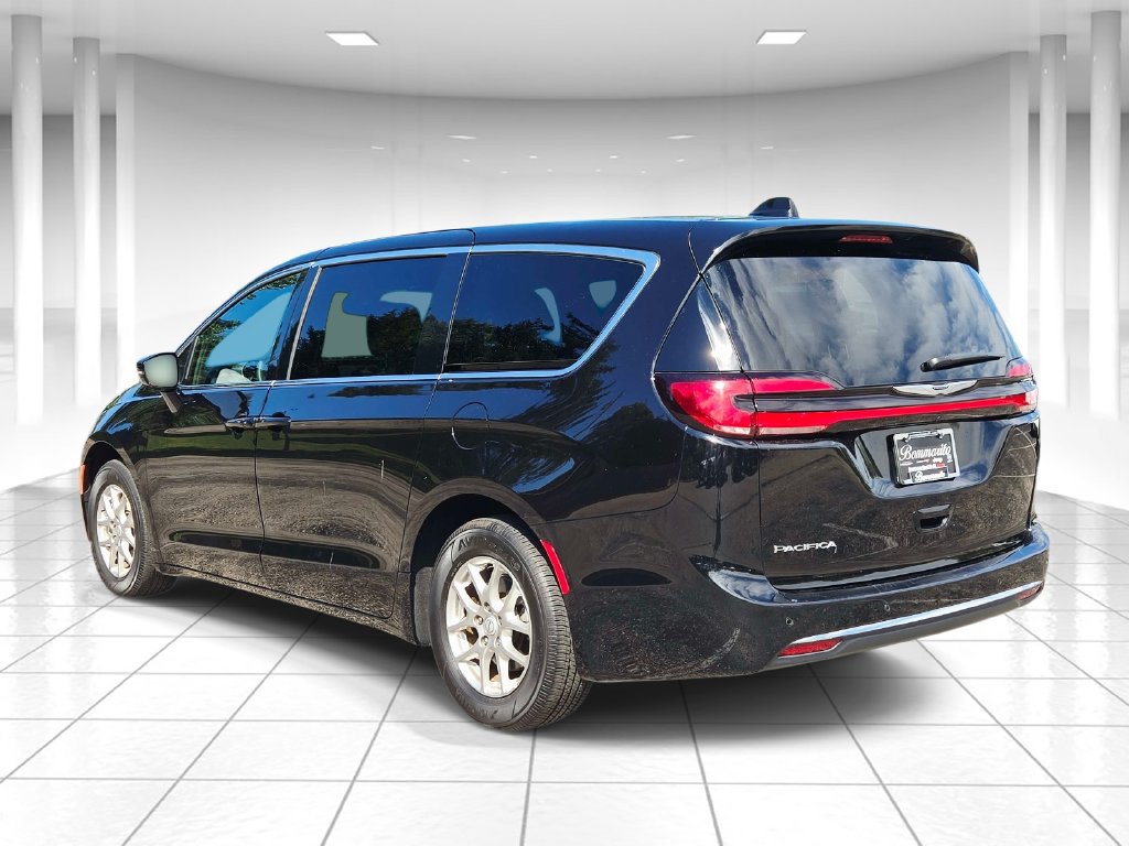 Used 2025 Chrysler Pacifica Select FWD image 5