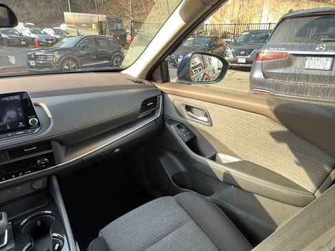 Used 2023 Nissan Rogue SV image 16