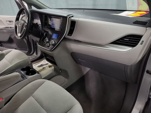 Used 2019 Toyota Sienna LE w/ LE Preferred Package image 23