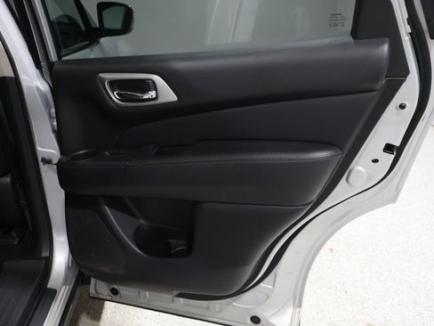 Used 2020 Nissan Pathfinder S image 21