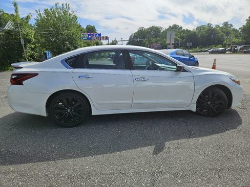 Used 2017 Nissan Altima 2.5 SR w/ Midnight Edition Package FWD image 12