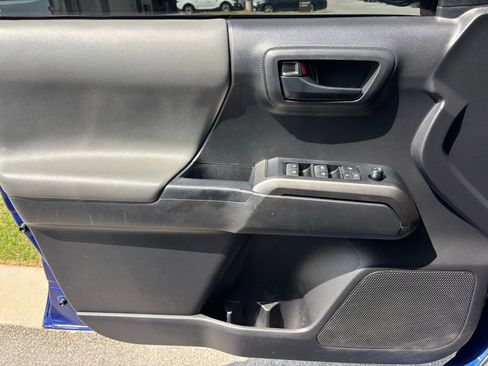 Used 2022 Toyota Tacoma SR5 w/ Technology Package image 12