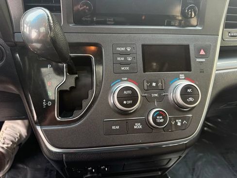Used 2017 Toyota Sienna SE Premium FWD image 23