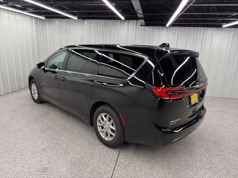 New 2026 Chrysler Pacifica Select image 4