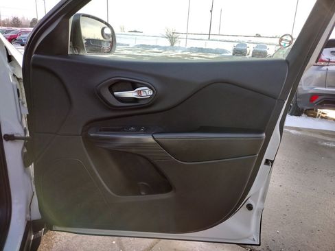 Used 2016 Jeep Cherokee Latitude w/ Comfort & Convenience Group image 24