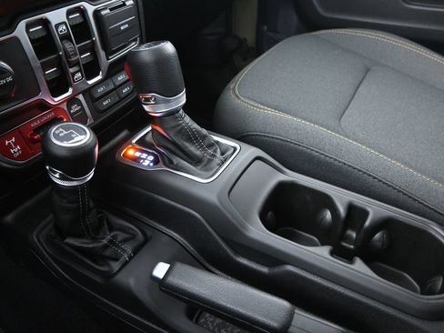 Used 2025 Jeep Gladiator Sport AWD/4WD image 32