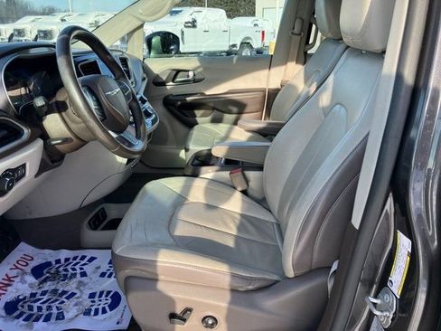 Used 2017 Chrysler Pacifica Touring-L w/ Tire & Wheel Group image 15