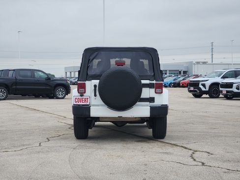 Used 2016 Jeep Wrangler Sahara w/ Connectivity Group AWD/4WD image 6