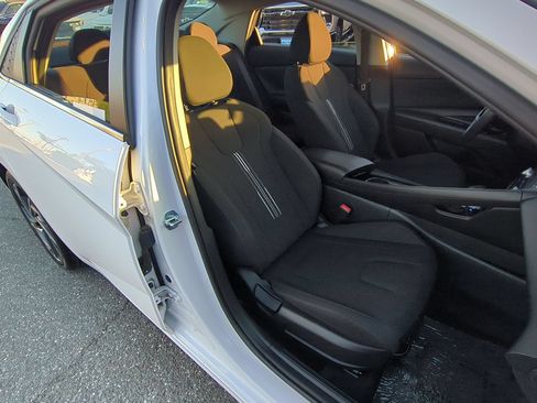 Used 2025 Hyundai Elantra SEL FWD image 28