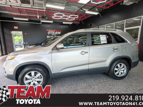 Used 2012 Kia Sorento LX w/ Convenience Pkg FWD image 1