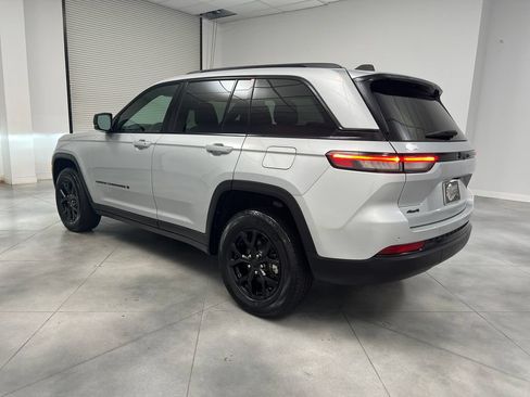 Used 2025 Jeep Grand Cherokee Altitude AWD/4WD image 6