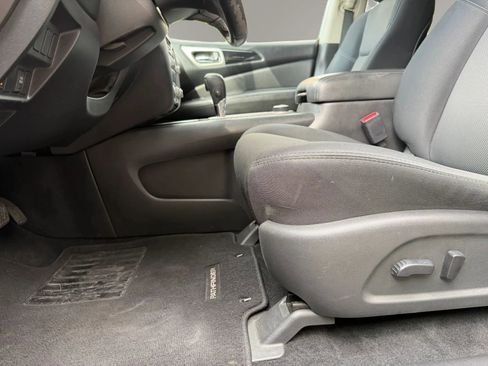 Used 2019 Nissan Pathfinder SV AWD/4WD image 17