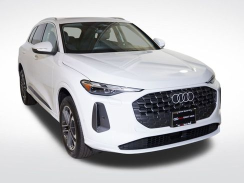 Used 2025 Audi Q5 Premium w/ Convenience Package image 11