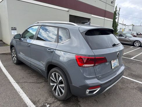 Used 2023 Volkswagen Taos SE w/ Panoramic Sunroof Package AWD/4WD image 4