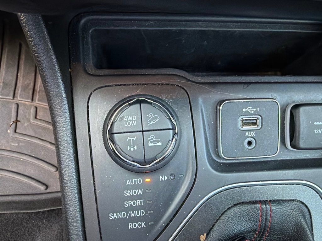 Used 2021 Jeep Cherokee Trailhawk w/ Comfort/Convenience Group AWD/4WD image 32