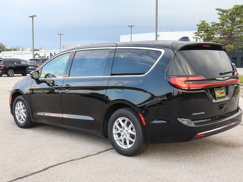 New 2026 Chrysler Pacifica Select image 7