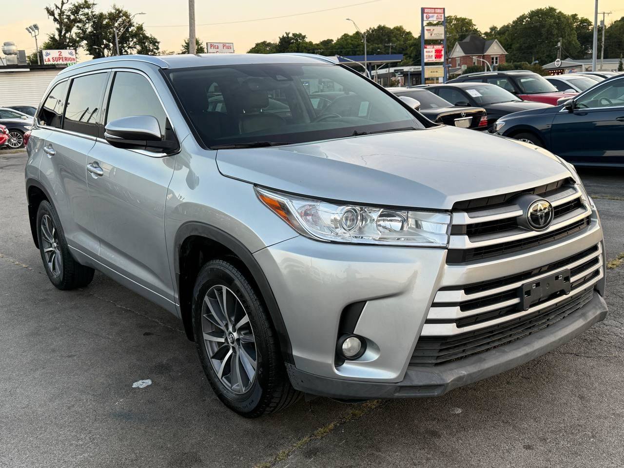 Used 2017 Toyota Highlander XLE AWD/4WD image 12