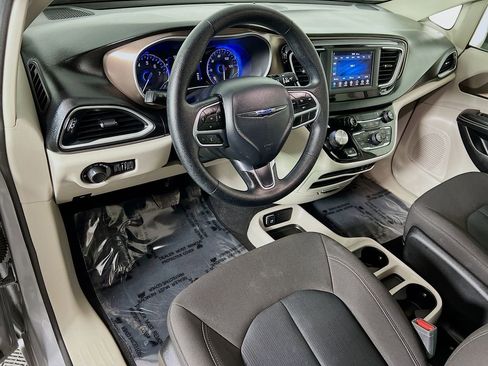 Used 2020 Chrysler Voyager LX image 9