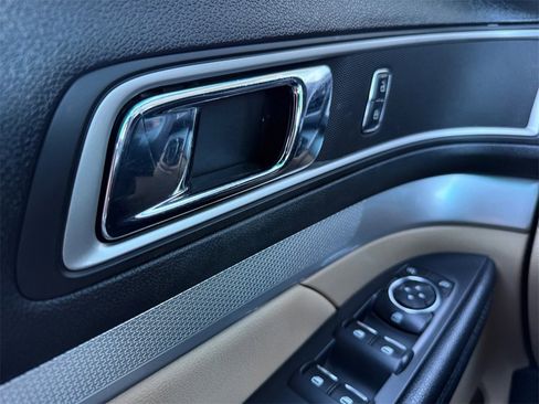 Used 2017 Ford Explorer XLT image 25