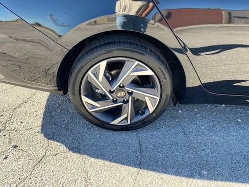 Used 2025 Hyundai Elantra SEL FWD image 19