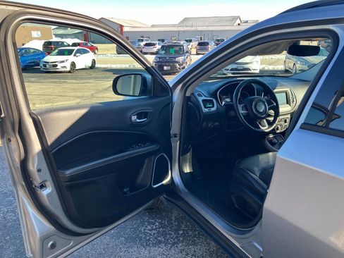 Used 2017 Jeep Compass Latitude w/ Popular Equipment Group image 9