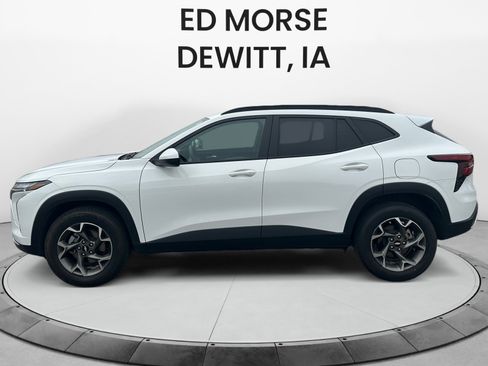Used 2024 Chevrolet Trax LT FWD image 2
