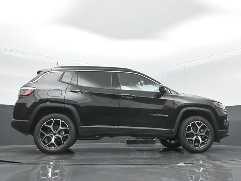 Used 2025 Jeep Compass Limited image 33