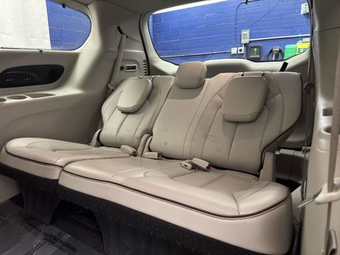 Used 2017 Chrysler Pacifica Limited image 25