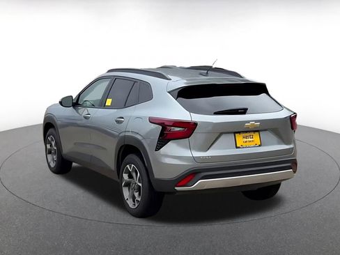 Used 2025 Chevrolet Trax LT FWD image 4