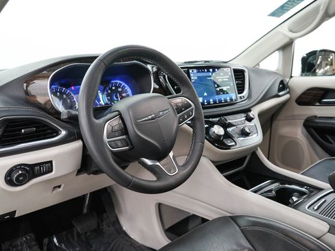 Used 2023 Chrysler Pacifica Limited FWD image 26