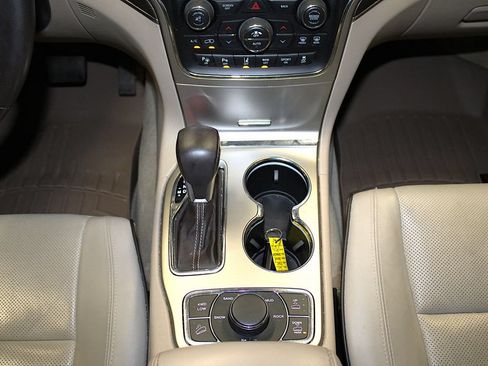 Certified 2017 Jeep Grand Cherokee Overland w/ Jeep Active Safety Group AWD/4WD image 22