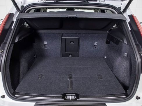 Used 2025 Volvo XC40 B5 Plus image 7