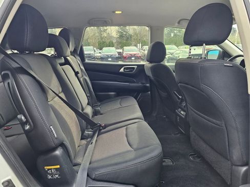 Used 2018 Nissan Pathfinder SV image 11