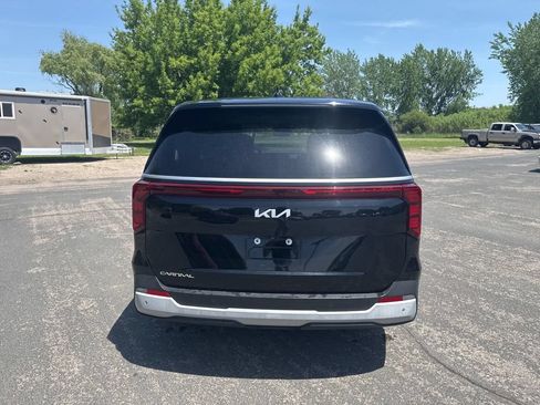 Used 2025 Kia Carnival FWD image 4