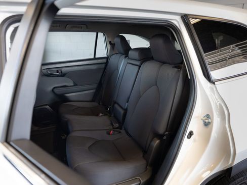 Used 2024 Toyota Highlander LE AWD/4WD image 11