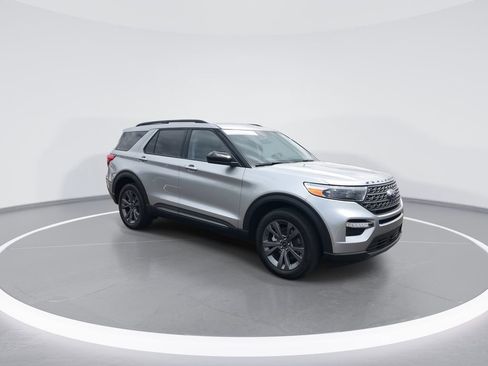 Used 2023 Ford Explorer XLT w/ Equipment Group 202A AWD/4WD image 2