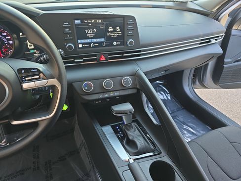 Used 2023 Hyundai Elantra SE image 19