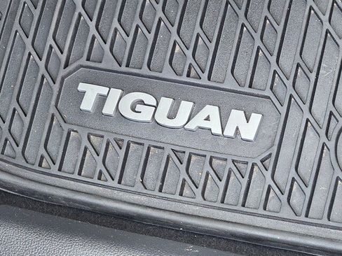 Used 2023 Volkswagen Tiguan SE w/ Panoramic Sunroof Package FWD image 40