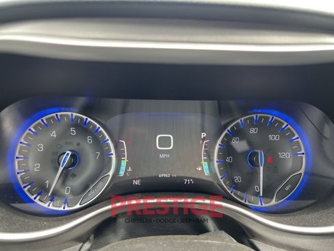 Used 2023 Chrysler Pacifica Touring-L image 36