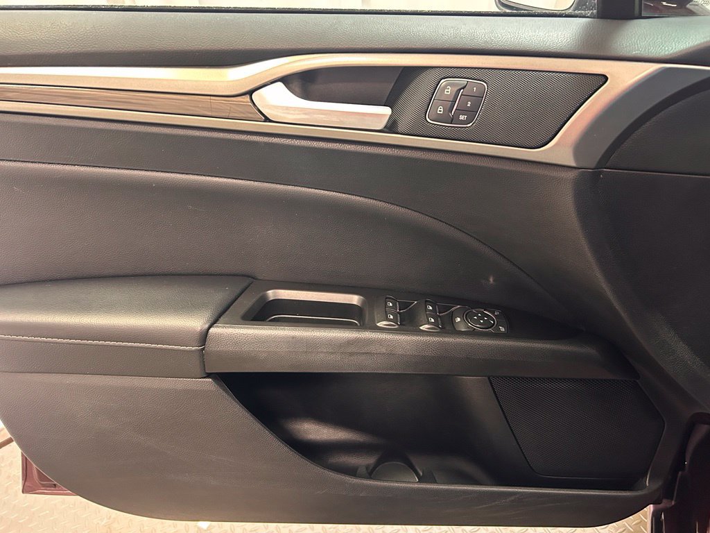 Used 2018 Ford Fusion SE w/ Fusion SE Technology Package FWD image 10