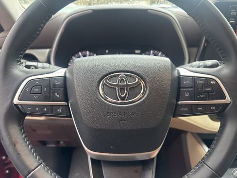 Used 2022 Toyota Highlander XLE image 7