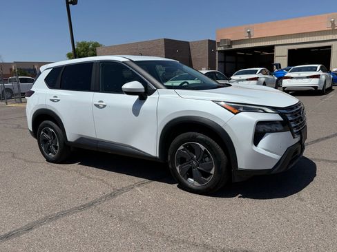 Certified 2025 Nissan Rogue SV FWD image 3