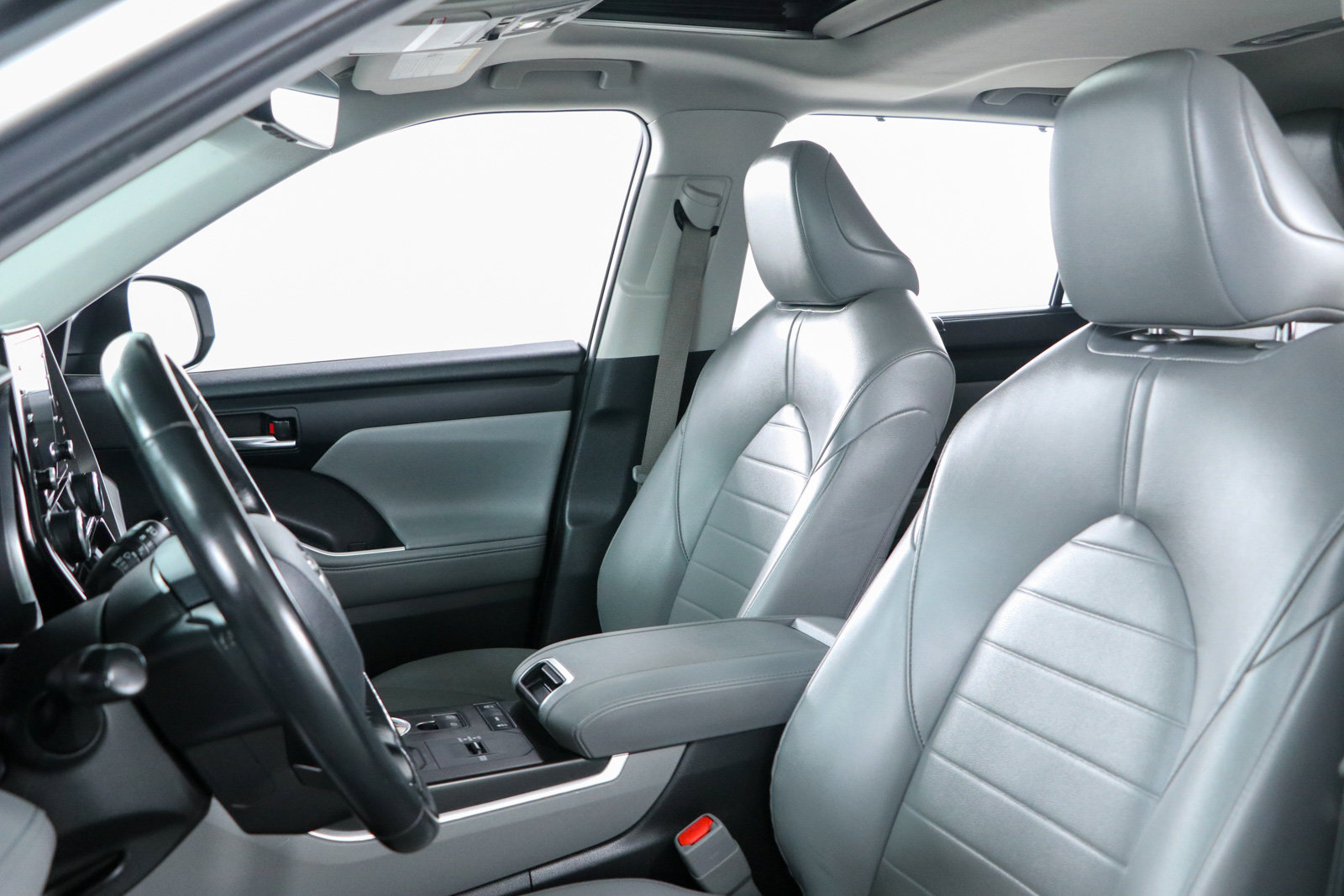 Used 2022 Toyota Highlander XLE FWD image 24